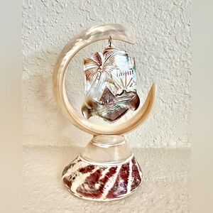 VINTAGE TAHITIAN SOUVENIR MOTHER OF PEARLS CARVED SEASHELL